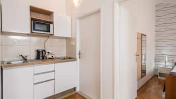 Apartamento básico, balcón | Cocina básica privada | Frigorífico, microondas, placa de cocina y cafetera o tetera