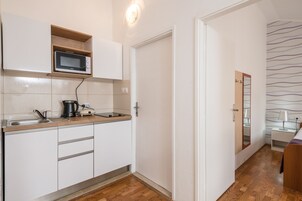 Refrigerador, microondas, placa de cocina, cafetera/tetera
