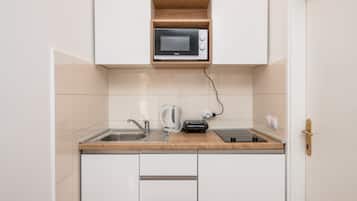 Estudio básico, balcón, vista al mar | Cocineta privada | Refrigerador, microondas, parrilla de estufa y cafetera y tetera