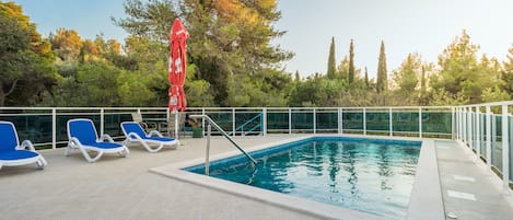 Piscine extérieure (ouverte en saison), chaises longues