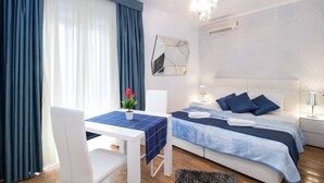 A modern hotel room with a bed, a desk, and a chair. - Villa Voinic 3 (Konavle)