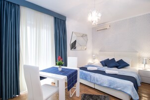 Escritorio, wifi gratis y ropa de cama 