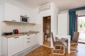 Classic Studio, Partial Sea View | Private kitchenette | Fridge, microwave, stovetop, coffee/tea maker - Villa Voinic 3 (Konavle)