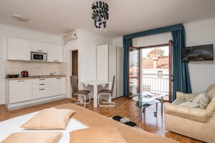 Classic Studio, Partial Sea View | Desk, free WiFi, bed sheets