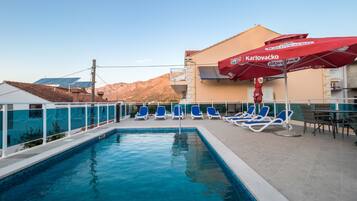 Piscine extérieure (ouverte en saison)