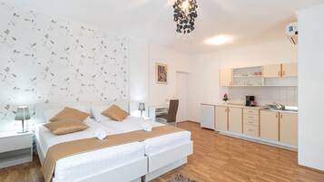 Classic Studio, Partial Sea View | Desk, free WiFi, bed sheets