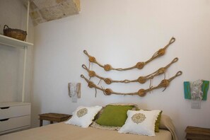 Comfort appartement, 1 queensize bed met slaapbank | Luxe beddengoed, een kluis op de kamer, een bureau