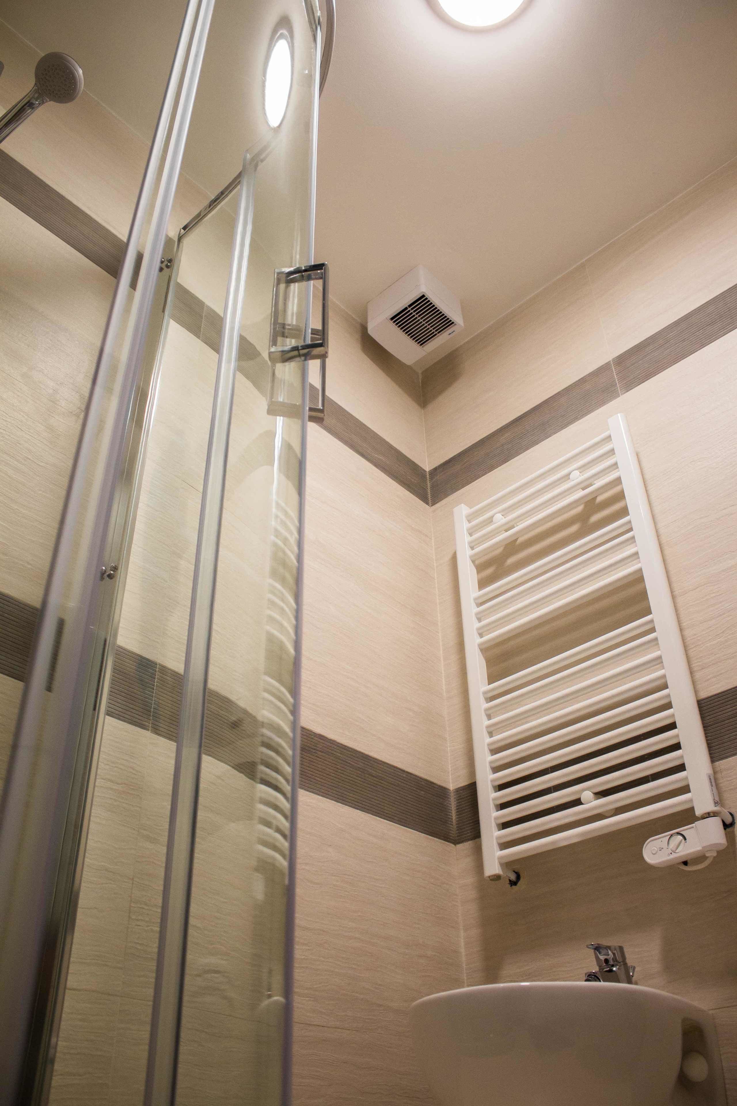 Comfort-Apartment, 1 Queen-Bett und Schlafsofa | Badezimmer | Dusche, kostenlose Toilettenartikel, Haartrockner, Hausschuhe