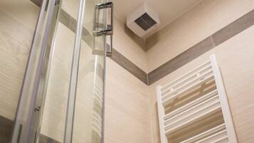 Comfort-Apartment, 1 Queen-Bett und Schlafsofa | Badezimmer | Dusche, kostenlose Toilettenartikel, Haartrockner, Hausschuhe