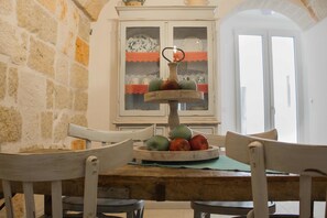 컴포트 아파트, 퀸사이즈침대 1개 및 소파베드 | 거실 공간 | 평면 TV