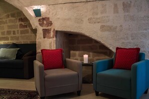 컴포트 아파트, 퀸사이즈침대 1개 및 소파베드 | 거실 공간 | 평면 TV