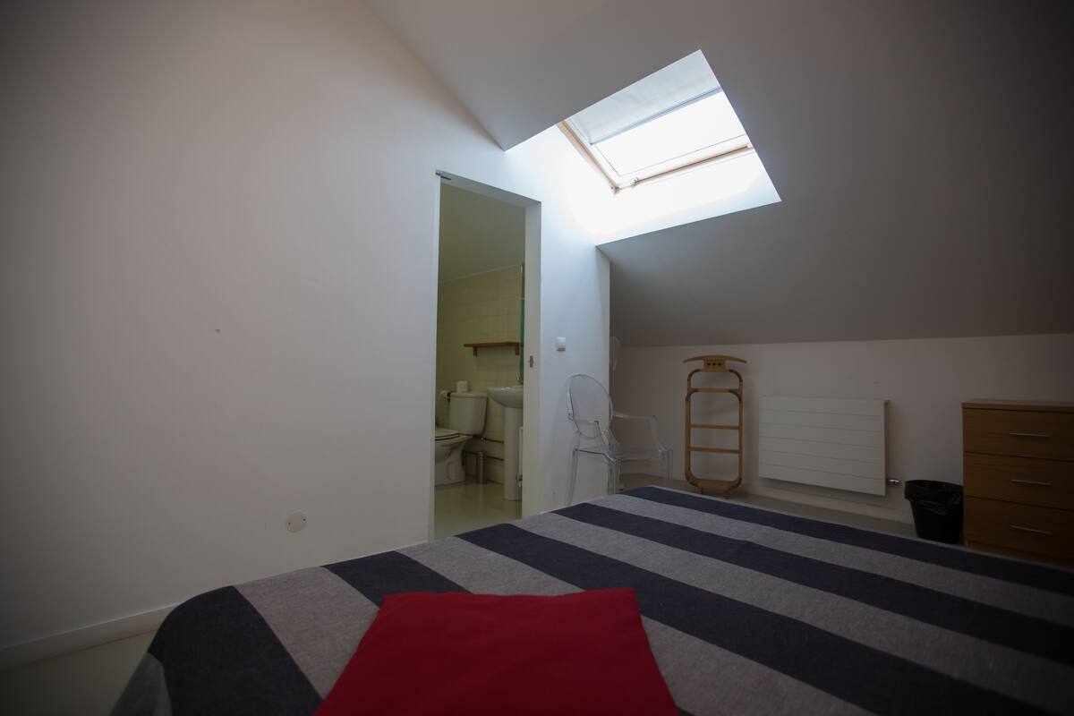 Quarto casal, banheiro privativo | Cortinas blackout, Wi-Fi de cortesia