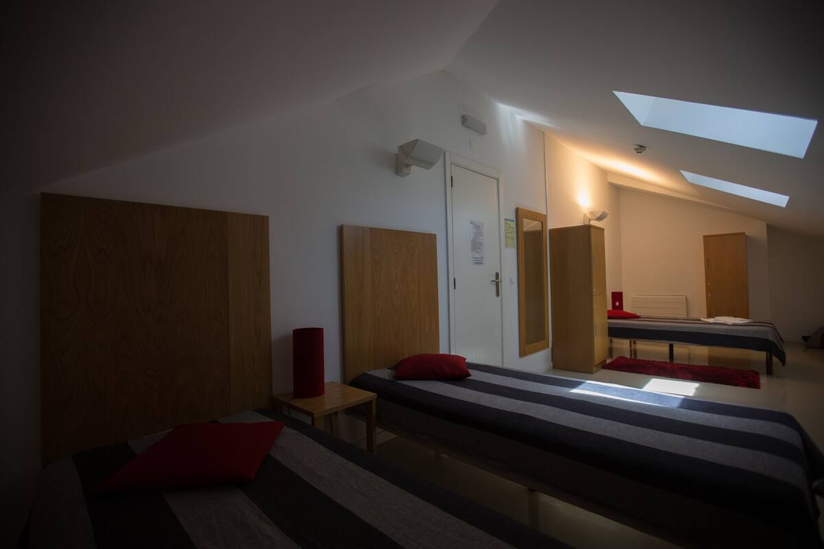 Quarto Familiar, Casa de Banho Partilhada (3 Pessoas) | Cortinas blackout, Wi-Fi de cortesia