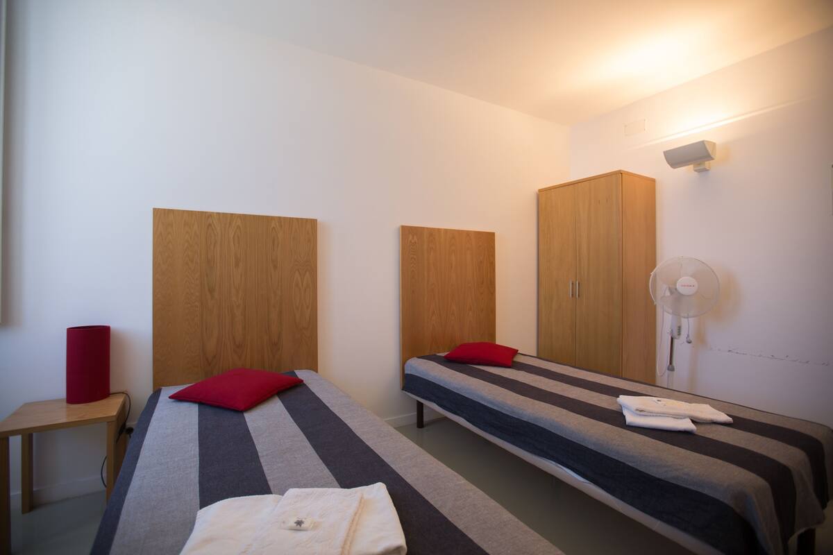 Quarto duplo, banheiro privativo | Cortinas blackout, Wi-Fi de cortesia