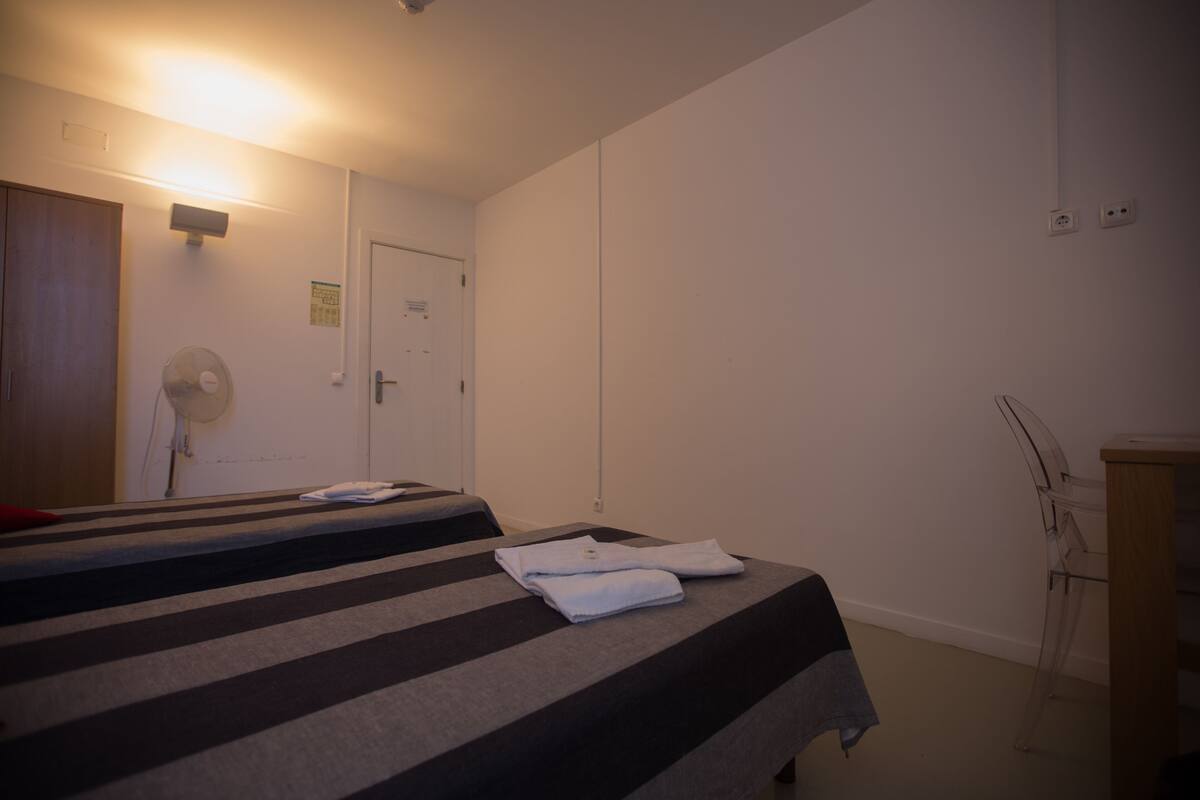 Quarto duplo, banheiro compartilhado | Cortinas blackout, Wi-Fi de cortesia