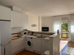 Refrigerador, microondas, horno y lavavajillas