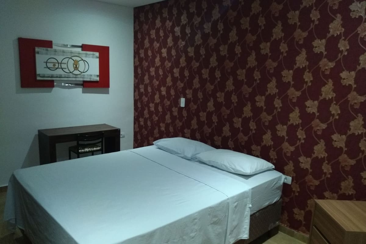 Habitación Confort con 1 cama matrimonial o 2 individuales, 2 camas individuales, para no fumadores | Cortinas blackout, tabla de planchar con plancha y ropa de cama