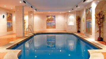 Piscina interna, piscina externa sazonal, salva-vidas no local