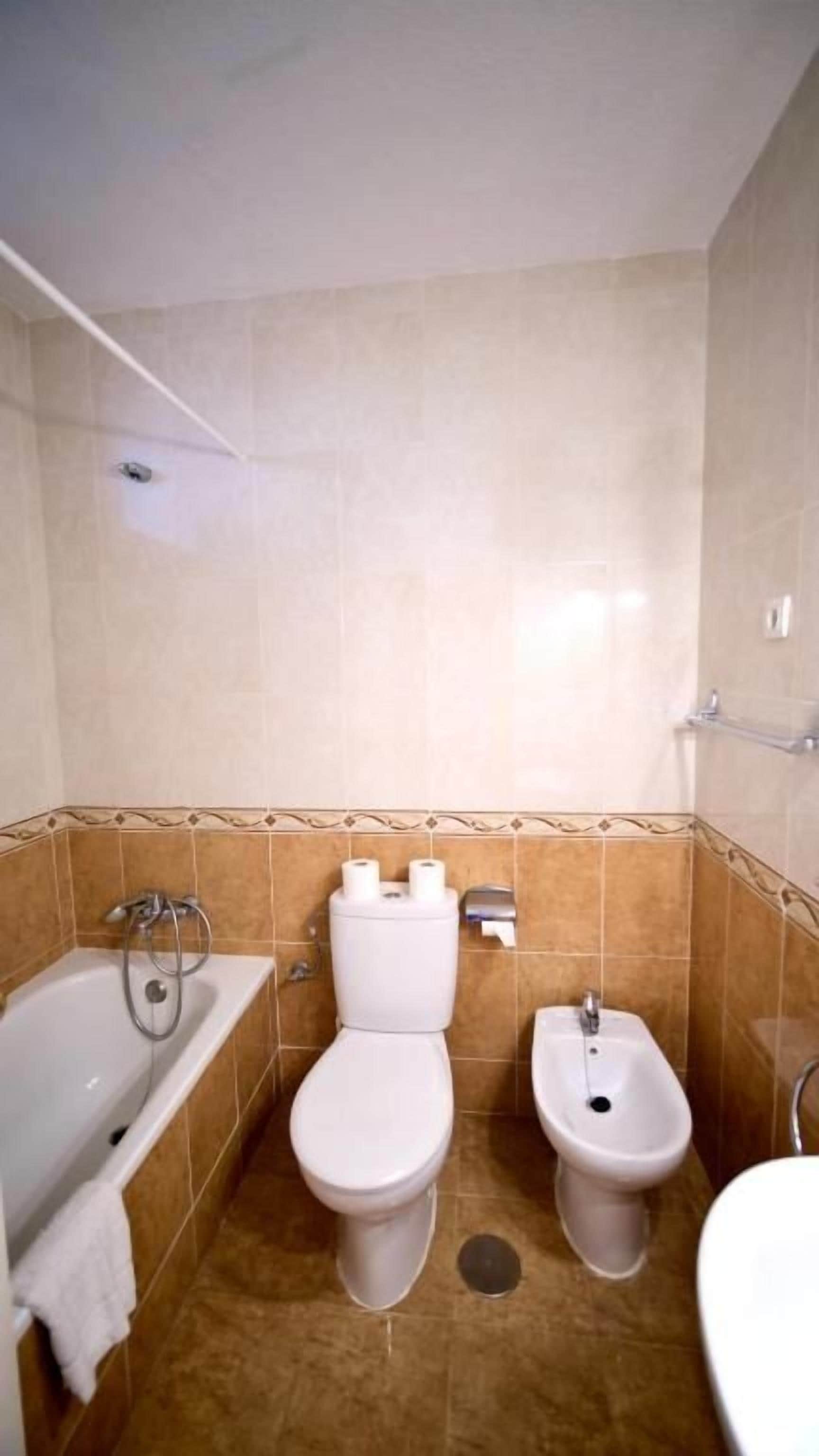 Ein Badezimmer mit Badewanne, Toilette, Bidet und Waschbecken.