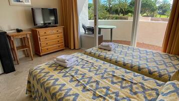 Studio, 2 Single Beds, Air conditioning, Garden View | Living area