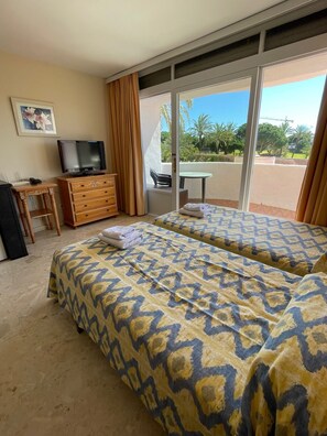 Studio, 2 enkeltsenger, aircondition, hageutsikt | Oppholdsområde | Flatskjerm-TV