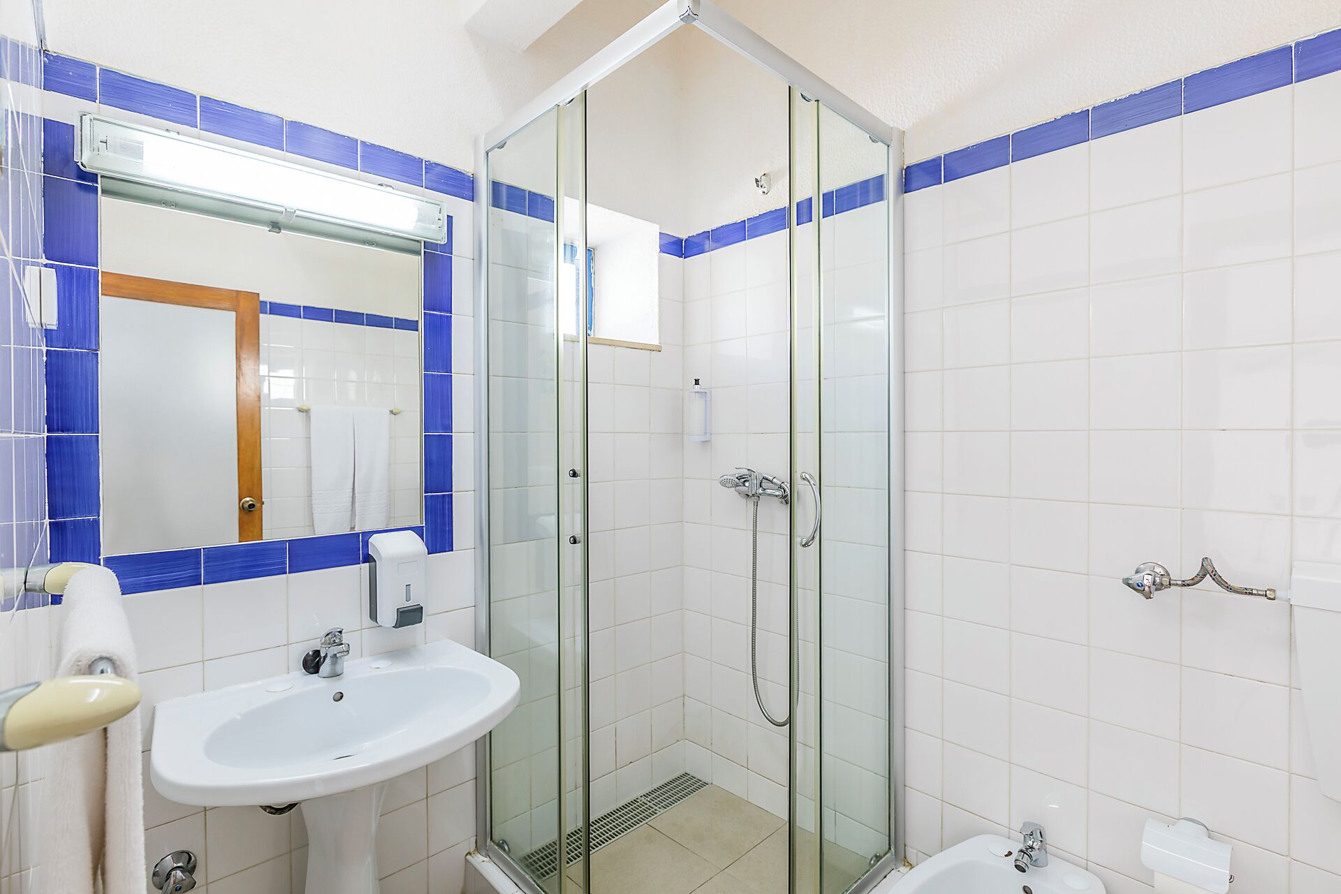 Zweibettzimmer, eigenes Bad | Badezimmer | Dusche, Handtücher
