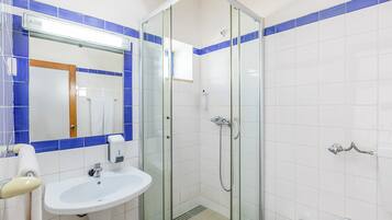 Zweibettzimmer, eigenes Bad | Badezimmer | Dusche, Handtücher