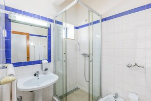 Habitación con 2 camas individuales, baño privado | Baño | Ducha y toallas