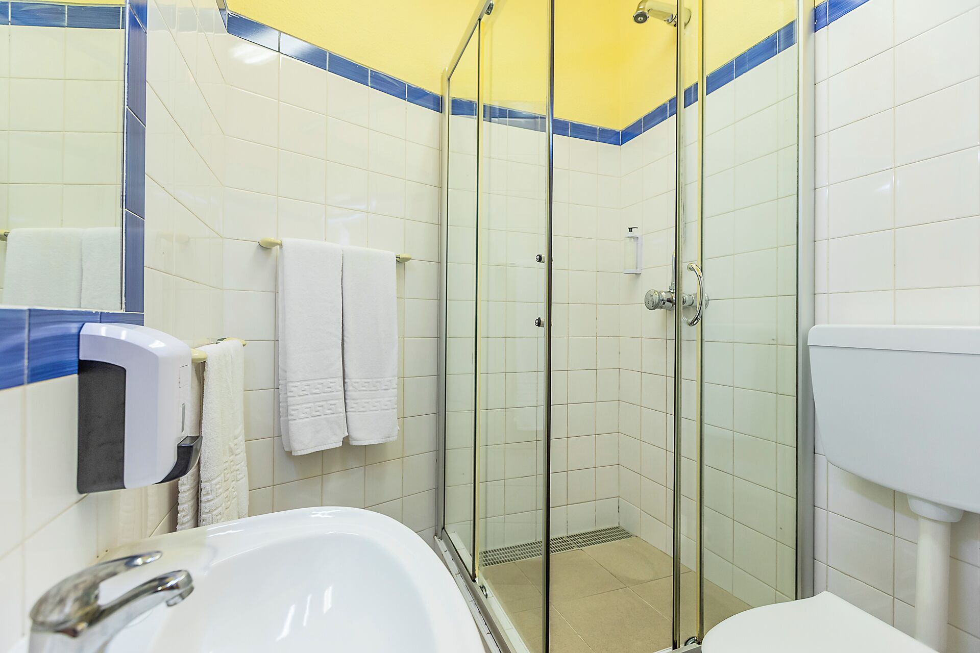 Twin kamer, privébadkamer | Badkamer | Een douche, handdoeken