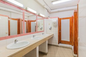 Shower, towels - HI Lagos - Pousada de Juventude - Hostel (Lagos)