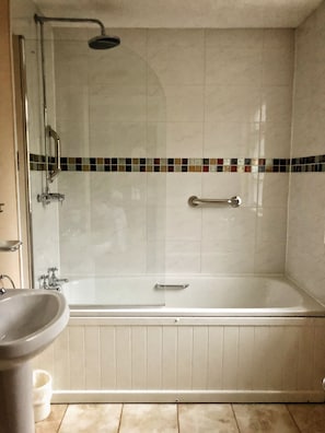 Kostenlose Toilettenartikel, Haartrockner, Handtücher