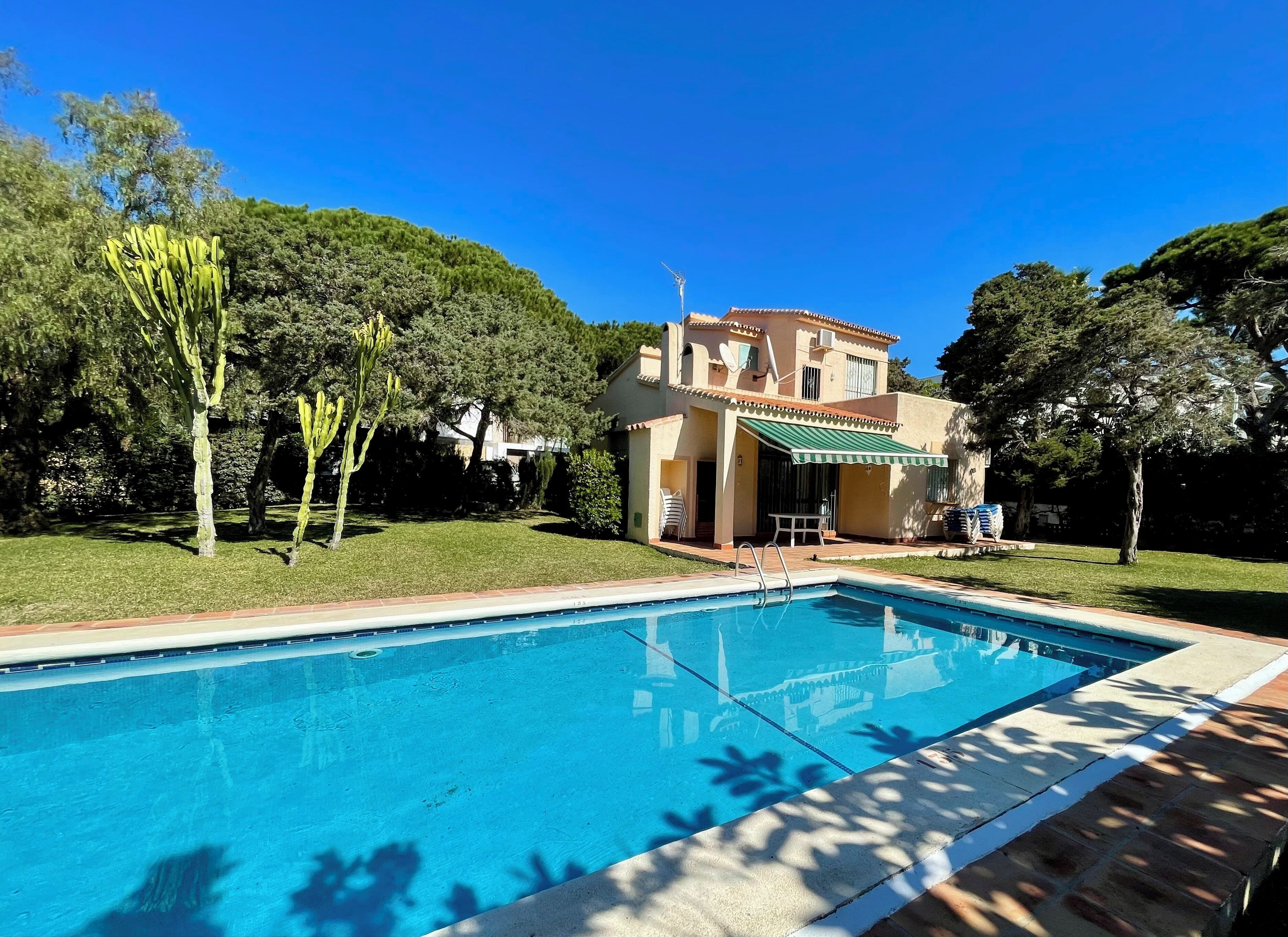 Tallelokero huoneessa, silitysrauta/-lauta, ilmainen Wi-Fi