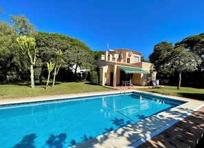 In-room safe, iron/ironing board, free WiFi, bed sheets - Marbella Villas (Marbella)