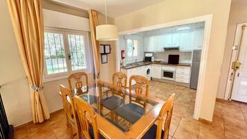 Full-size fridge, microwave, oven, stovetop