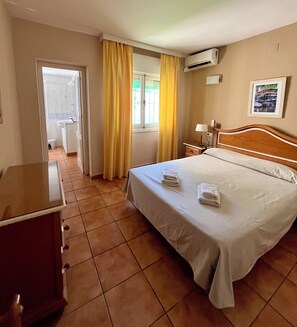 In-room safe, iron/ironing board, free WiFi, bed sheets - Marbella Villas (Marbella)