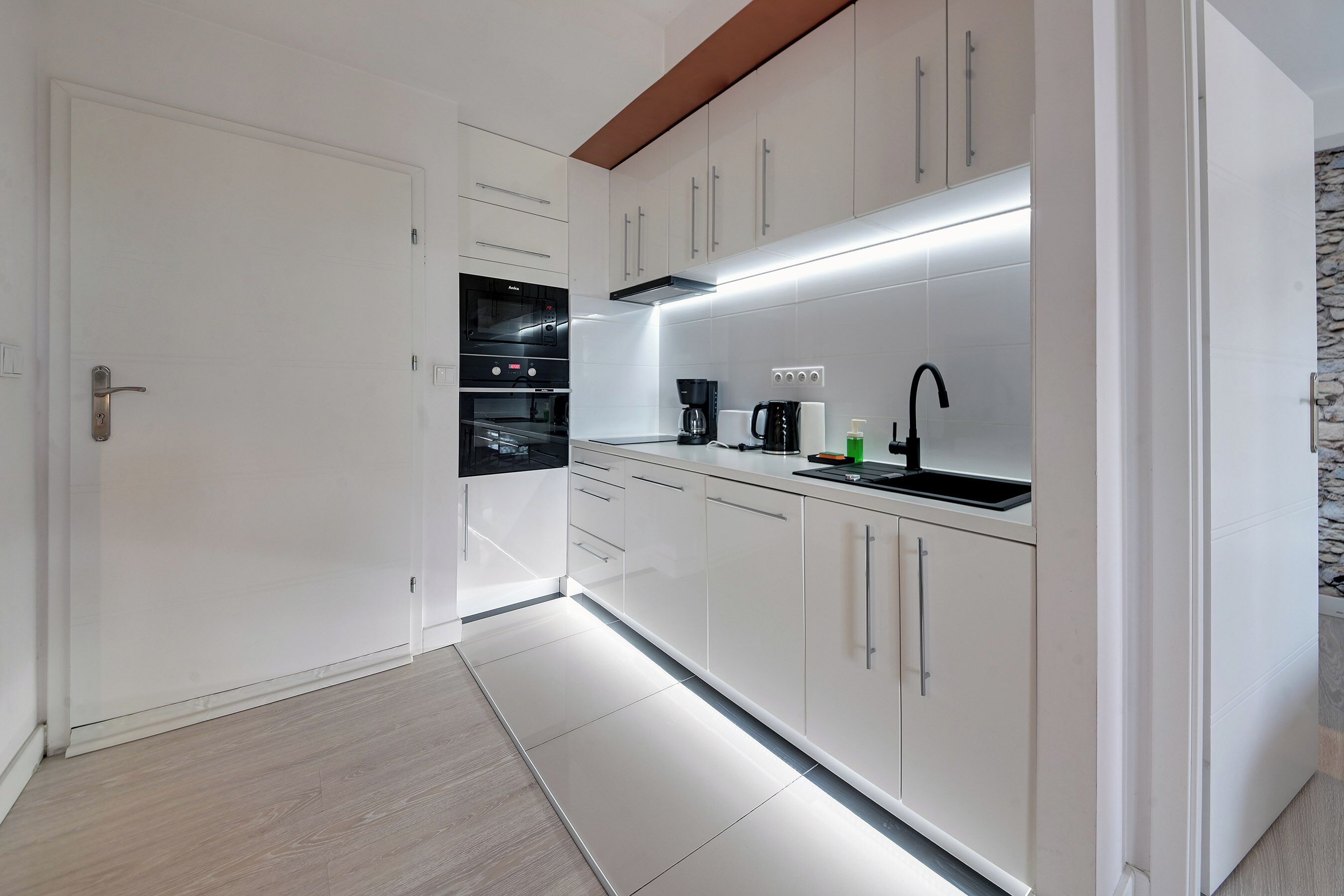 Apartemen, balkon, pemandangan sungai | Dapur kecil pribadi | Peralatan masak/sendok-piring