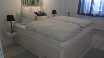 1 Schlafzimmer, Schreibtisch, Bettwäsche
