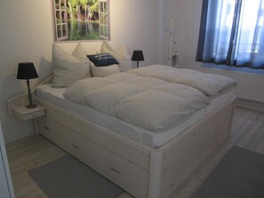 1 bedroom, desk, bed sheets