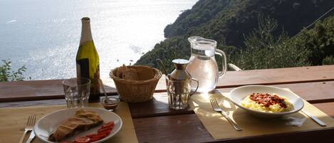 Lunsj og middag serveres, lokale retter