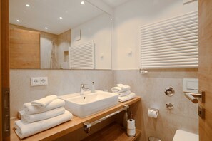 Sèche-cheveux, serviettes fournies, savon, papier toilette