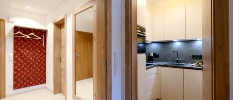 Fridge, oven, dishwasher, coffee/tea maker