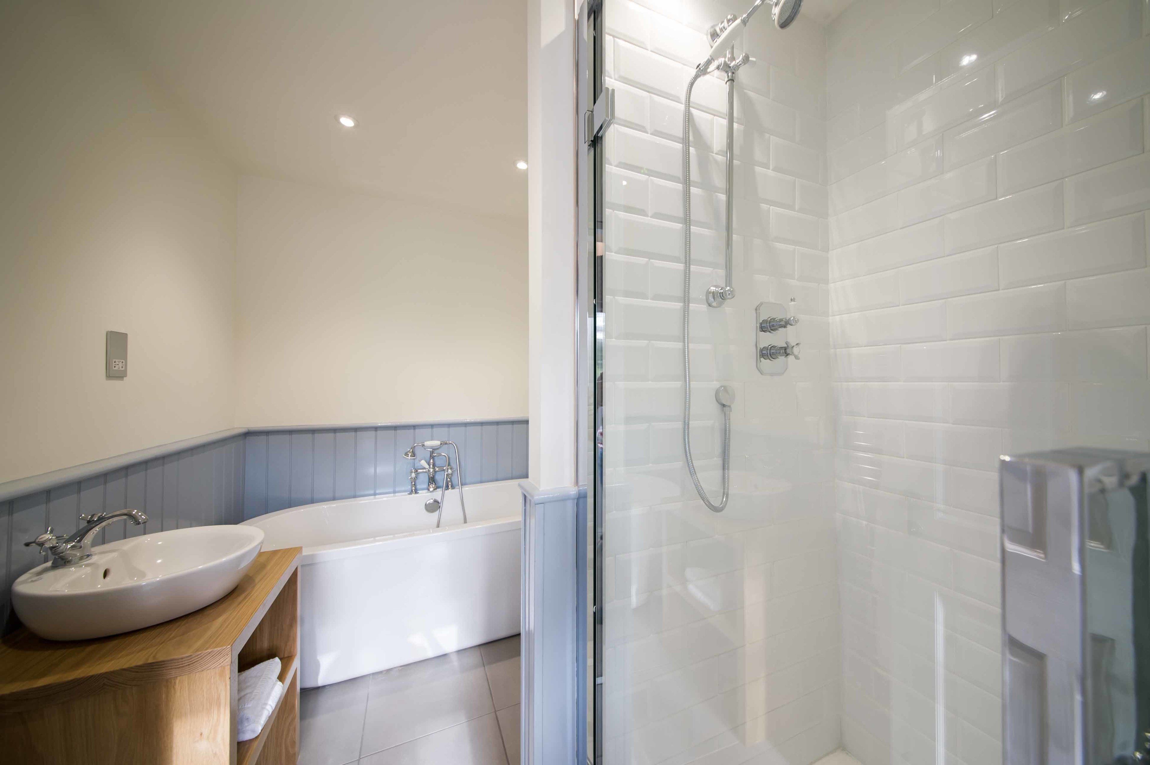 Luxury Double Room, Non Smoking | Bathroom | Combined shower/bathtub, free toiletries, towels