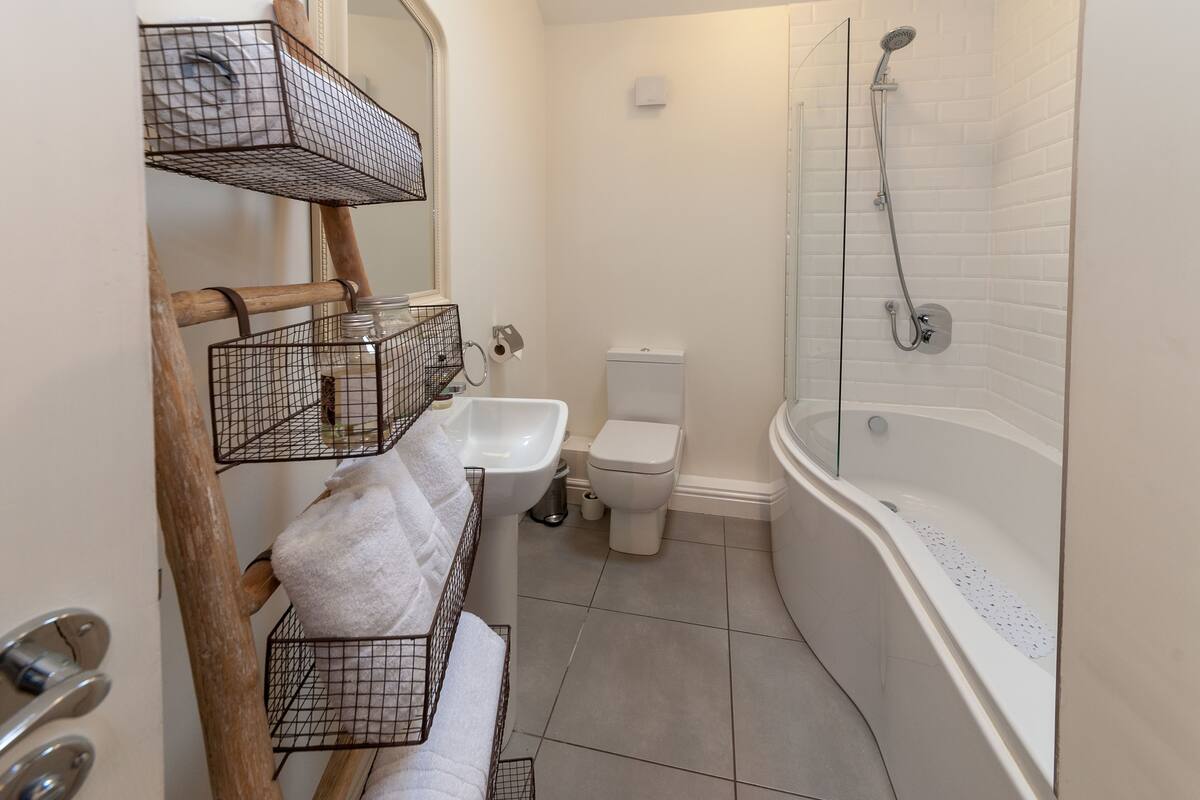 Un baño con inodoro, bidé y bañera.