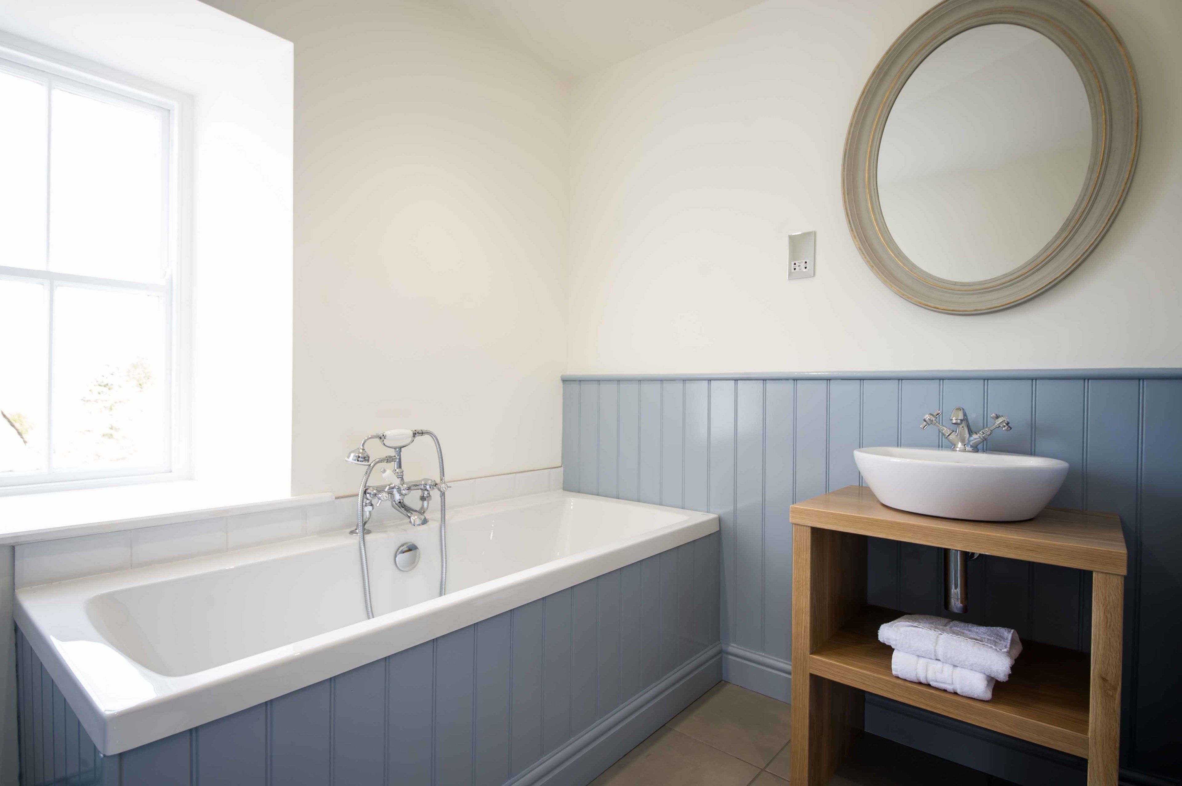 Double Room, Non Smoking | Bathroom | Combined shower/bathtub, free toiletries, towels