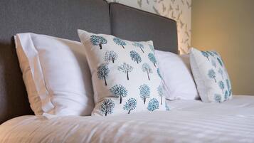 Setrika/meja setrika dan tempat tidur bayi (biaya tambahan)