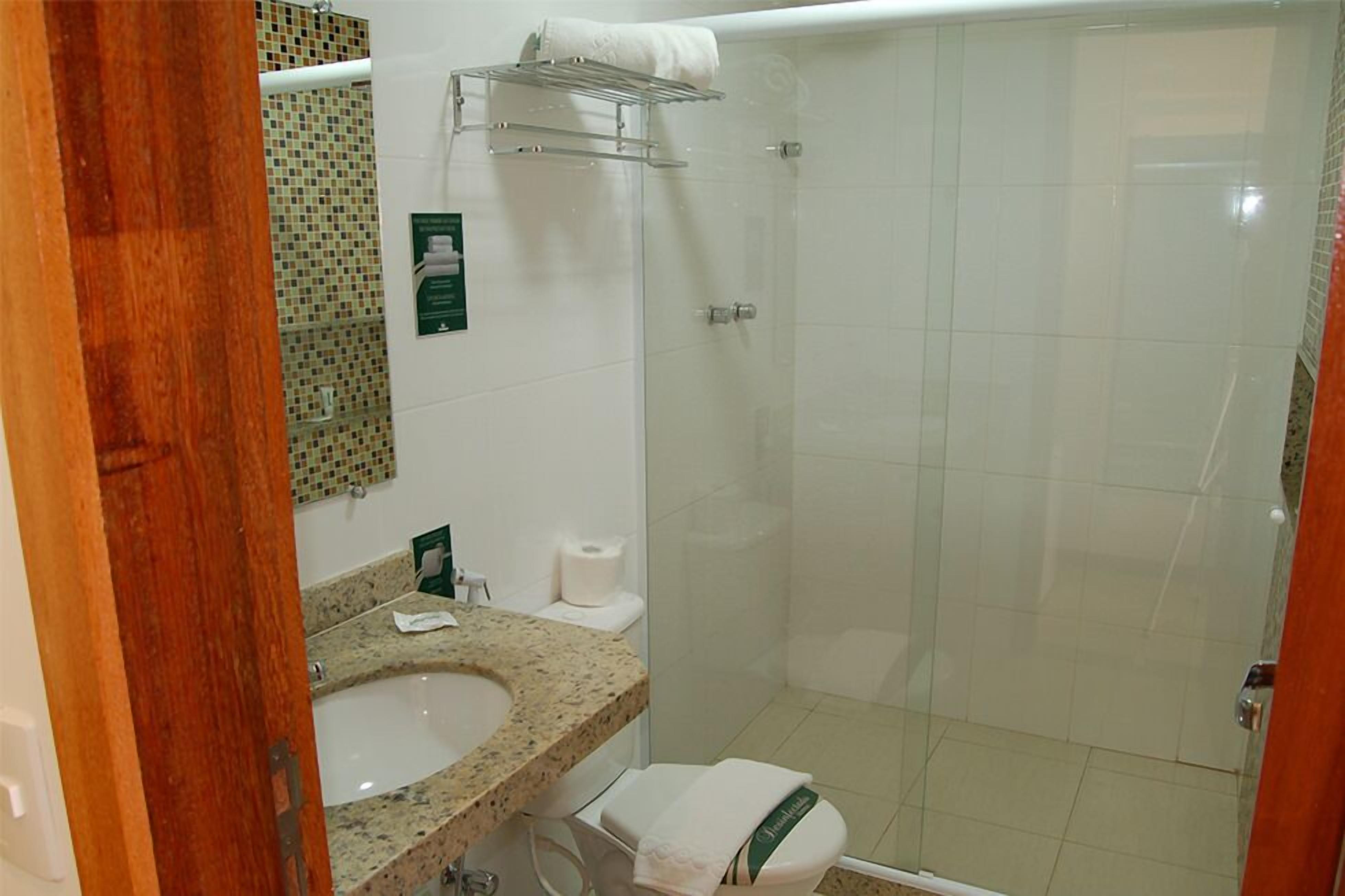 deluxe double or twin room, accessible, non smoking | bathroom | shower, free toiletries, towels