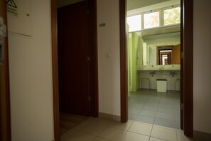 Chambre Quadruple | Salle de bain | Douche, serviettes fournies