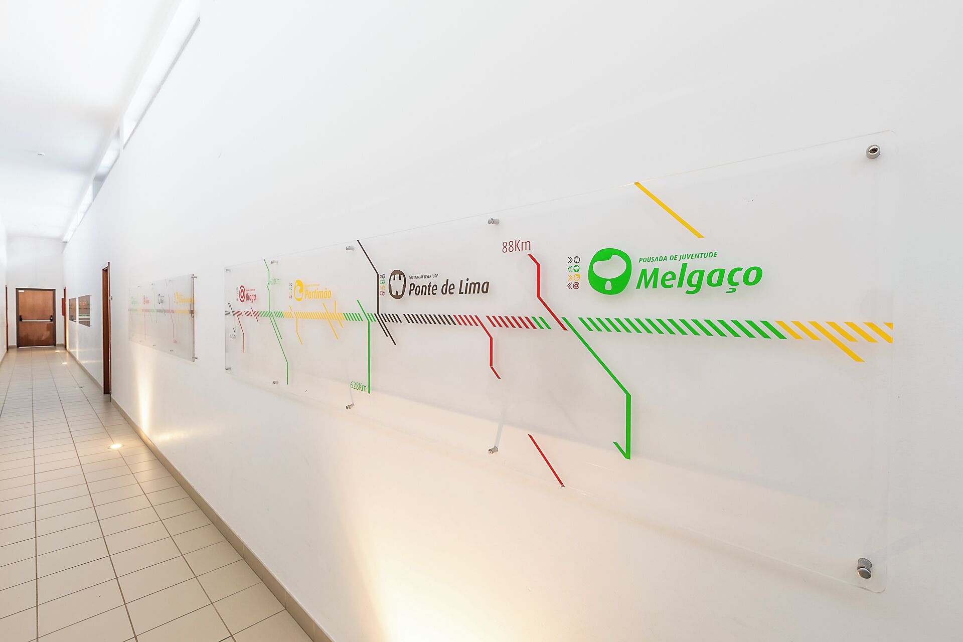 Un pasillo con un mapa colgado en la pared que indica las distancias a varios lugares.