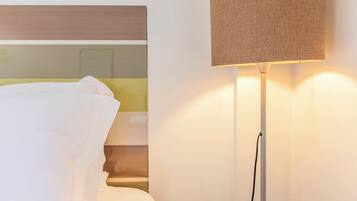 Escritorio, wifi gratis y ropa de cama