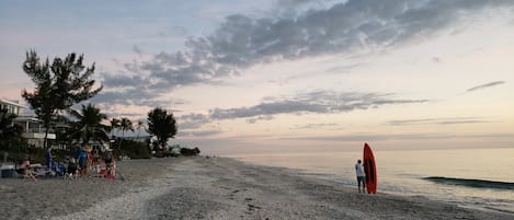Rannalla, aurinkotuoleja, rantapyyhkeitä